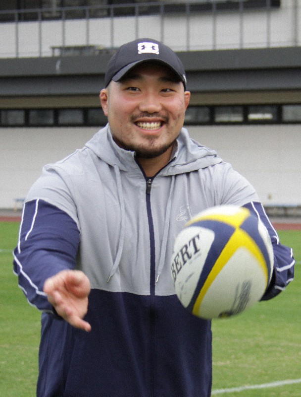 練習拠点でボールをパスするNTTコミュニケーションズの申