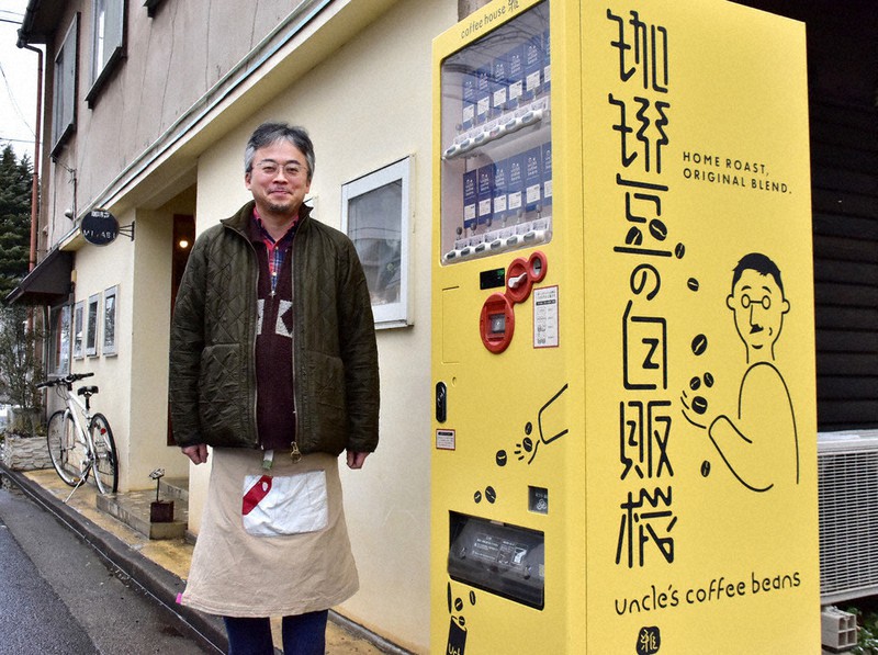 店先にコーヒー豆の自販機を設置した「珈琲舎雅」代表の山口雅俊さん=福島市花園町で1月30日、渡部直樹撮影
