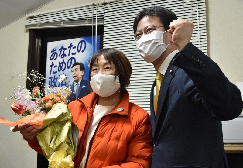 立憲民主党の城井崇衆院議員(右)と共に当選を喜ぶ小宮敬子氏=北九州市門司区の事務所で2021年1月31日午後11時25分、井上卓也撮影