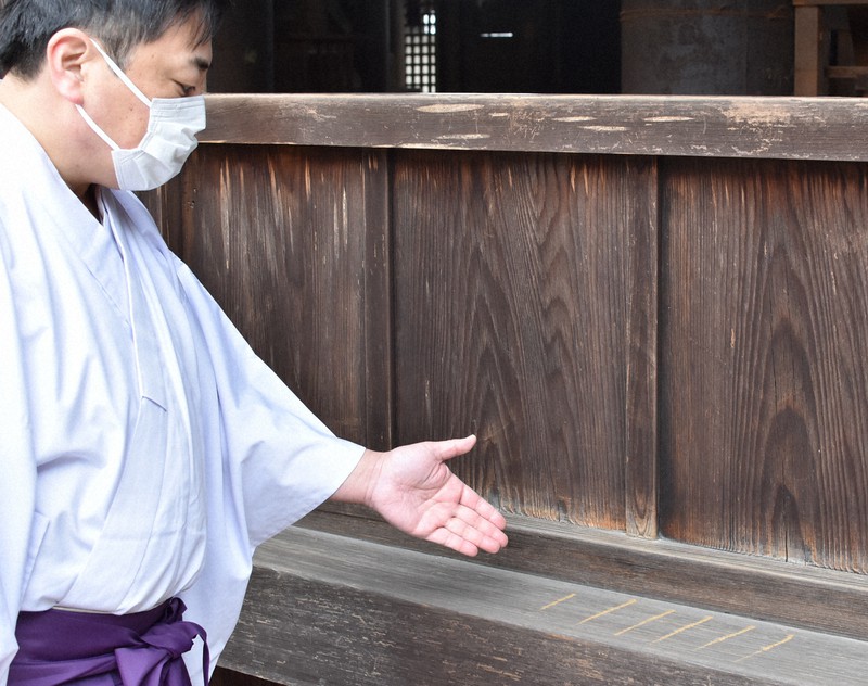 拝殿の長押(なげし)と呼ばれる部分に付けられた傷(右下)=岡山市北区の吉備津神社で2021年2月1日午前9時19分、岩本一希撮影