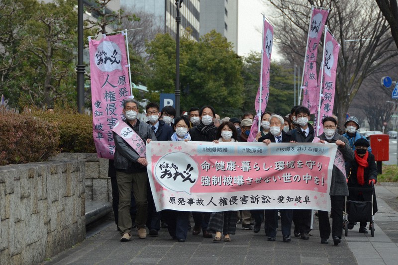 名古屋高裁に入る原発避難者訴訟の原告と支援者ら=名古屋市中区で2021年2月1日午後1時32分、井口慎太郎撮影