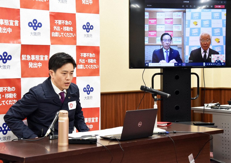 兵庫県の井戸敏三知事(画面右)、京都府の西脇隆俊知事(同左)とオンライン会談をする大阪府の吉村洋文知事=大阪府庁で2021年2月1日午後4時24分、加古信志撮影