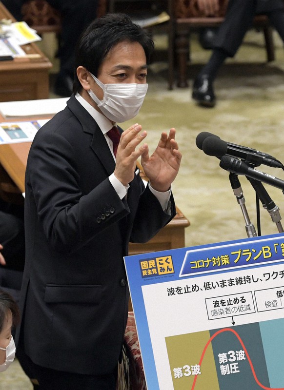衆院予算委員会で質問をする国民民主党の玉木雄一郎代表。「北風と太陽」を引用し、罰則導入について質問した=国会内で2021年1月26日午後2時28分、竹内幹撮影