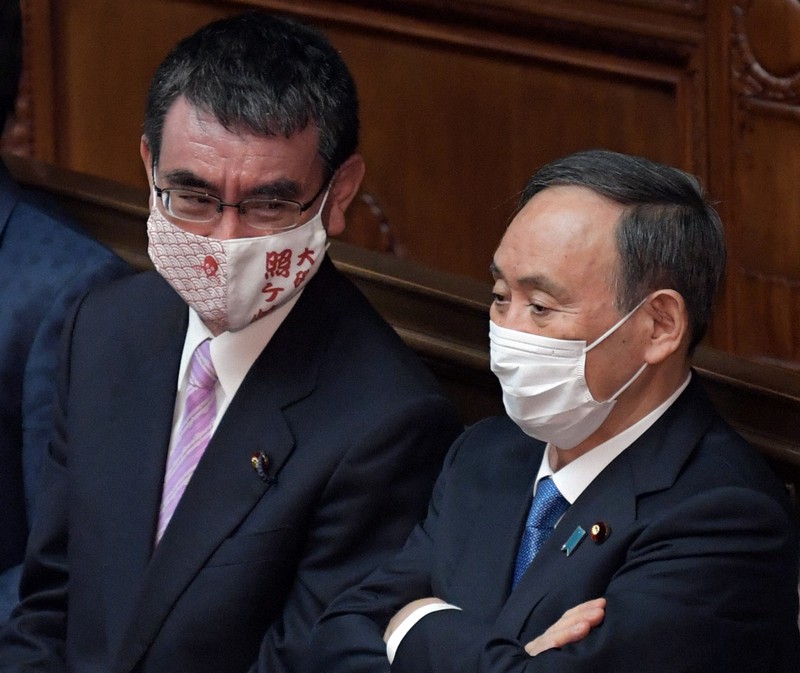 衆院本会議に臨む菅義偉首相(右)と河野太郎行政改革担当相=2021年1月18日、竹内幹撮影