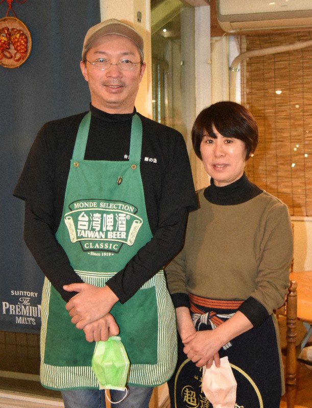 蔡炎峰さん(左)と妻規子さん=群馬県館林市で2021年1月20日、高橋努撮影