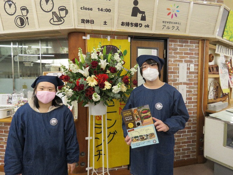 自家製ピクルスが味わえるオープンしたばかりの「ピクルスCafeアルクス」前で、カフェを紹介するスタッフたち=愛知県岡崎市下青野町の「ふれあいドーム岡崎」で2021年1月31日、渡辺隆文撮影