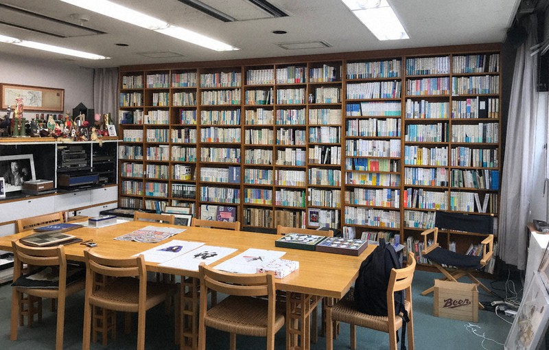 和田誠事務所2階の応接スペースには、和田誠さんが手がけた書籍がずらりと並んでいた=東京都渋谷区で2020年11月12日午前11時56分、広瀬登撮影