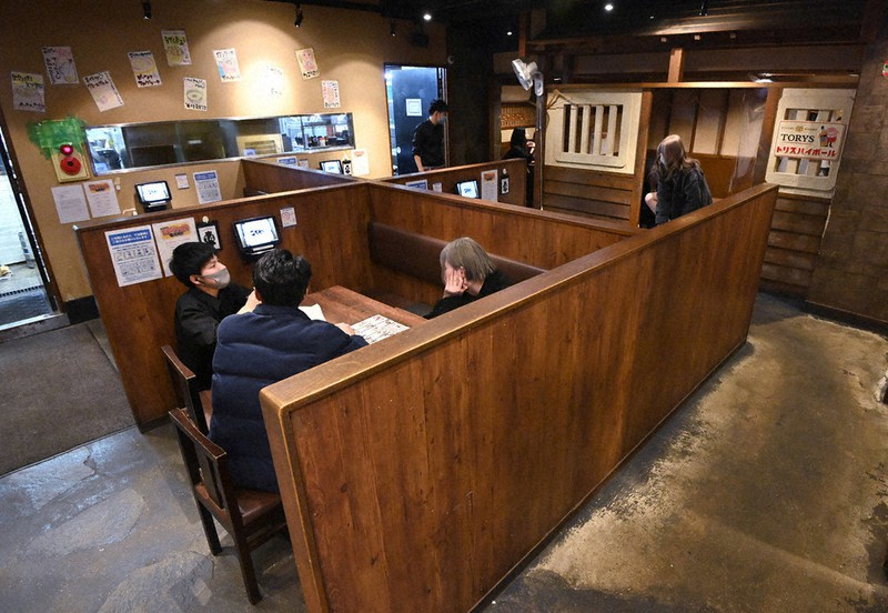 今の支援策では立ちゆかないとして夜8時以降も営業を続ける居酒屋=福岡市で2021年2月2日、徳野仁子撮影