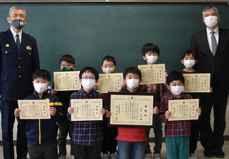 山形 南小８人に感謝状 登校中に高齢女性保護 山形 毎日新聞