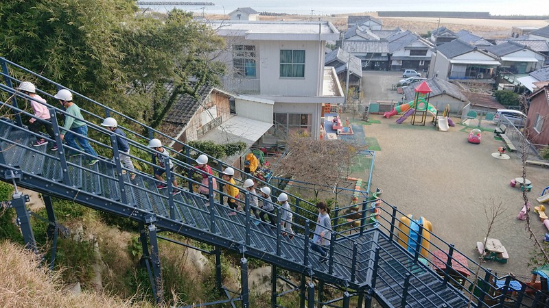 宮崎県日向市の美々津保育園脇の斜面に設置された津波避難用階段。定期的に園児たちの避難訓練に使われている=和新工業提供