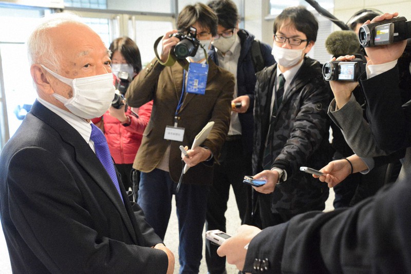 報道陣の取材に応じる奥原信也・広島県議(左)=県議会棟で2021年2月3日午前9時49分、池田一生撮影