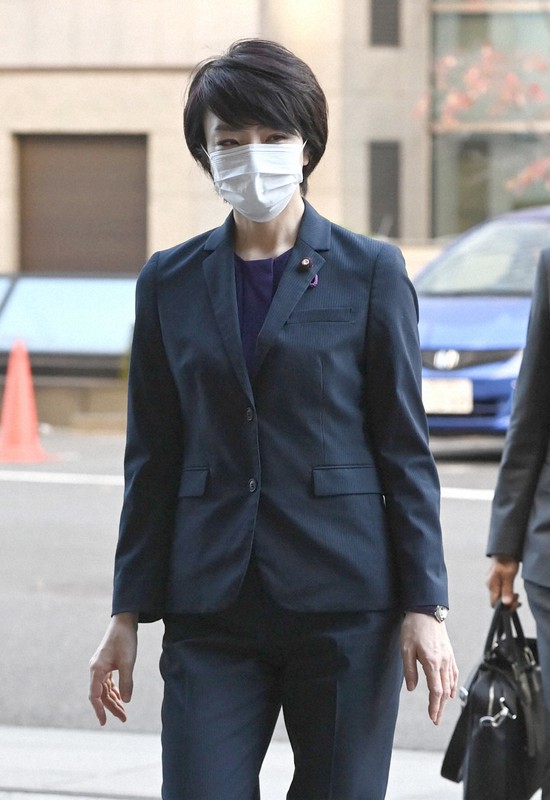 保釈後、初めて出廷するため東京地裁に入る河井案里元議員=東京都千代田区で2020年11月11日午前9時17分(代表撮影)