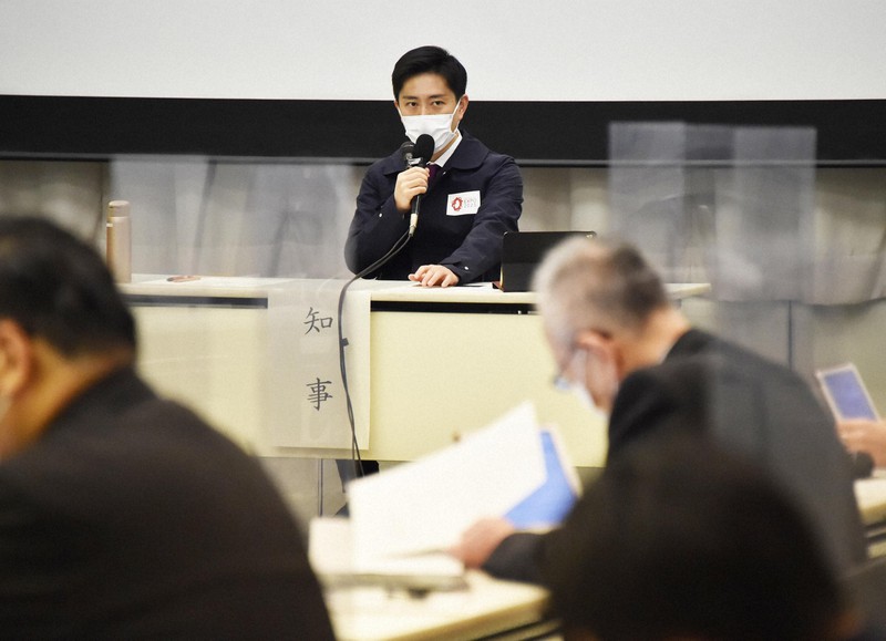 大阪府の新型コロナ対策本部会議の冒頭で発言する吉村洋文知事=大阪市中央区で2021年2月1日午後6時32分、加古信志撮影