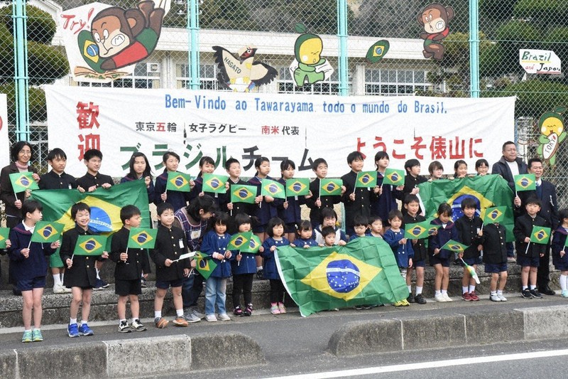 俵山小の前に掲げられた、東京五輪の女子7人制ラグビーブラジル代表を歓迎する横断幕