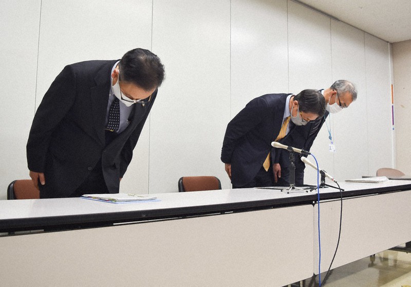 県模試の設問で不適切な表現があったことを陳謝する渡辺会長(左)と落合教育長(中央)ら