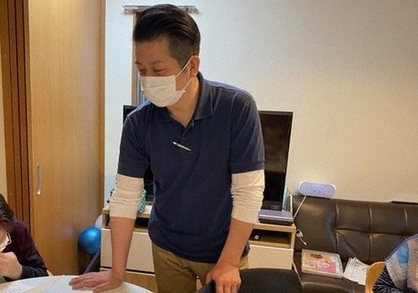 デイサービス施設で働く東秀暢さん=本人提供