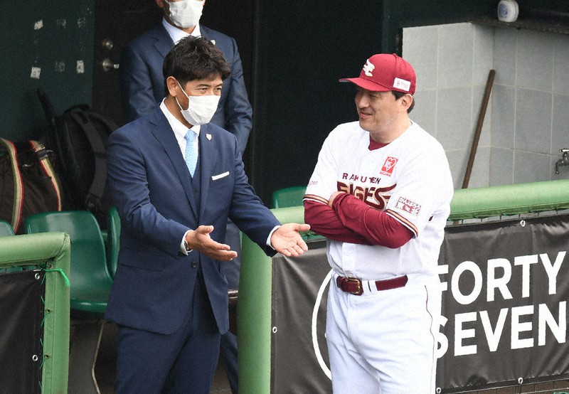 楽天のキャンプ地を訪れ、石井監督(右)と話す野球日本代表の稲葉監督=細谷拓海撮影