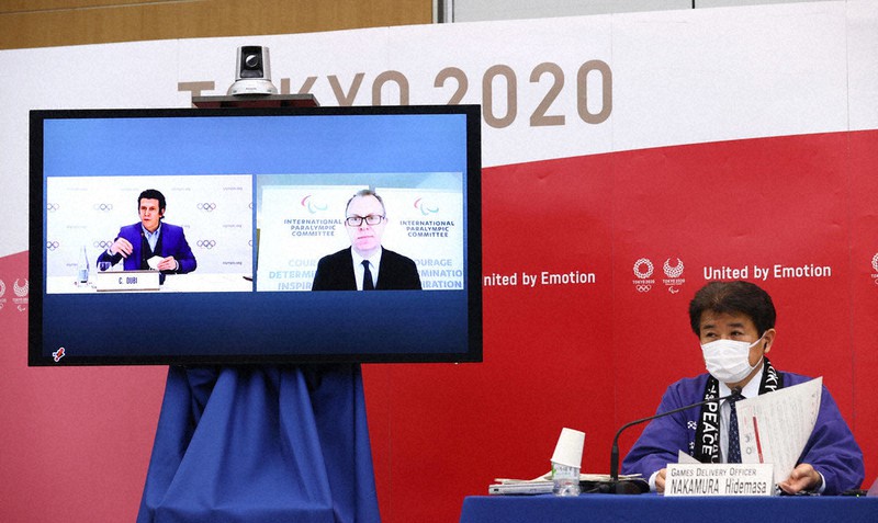 プレーブックについての合同記者ブリーフィングに臨む東京2020組織委員会ゲームズ・デリバリー・オフィサーの中村英正氏(右)ら=東京都中央区で3日午後(代表撮影)