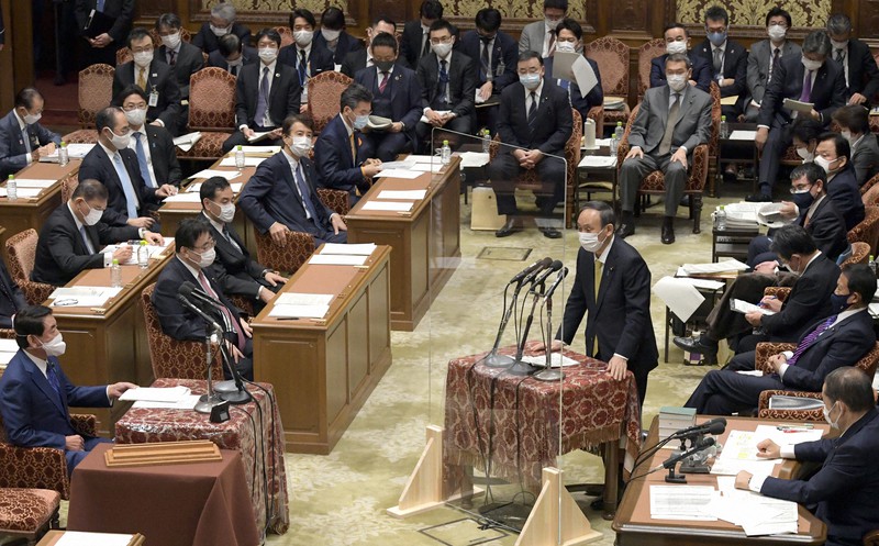 衆院予算委員会で自民党の下村博文政調会長(手前左)の質問に答える菅義偉首相(中央右)=国会内で2021年2月4日午前9時6分、竹内幹撮影