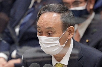 衆院予算委員会で自民党の下村博文政調会長の質問に答える菅義偉首相。右奥は河野太郎行政改革担当相＝国会内で2021年2月4日午前9時12分、竹内幹撮影