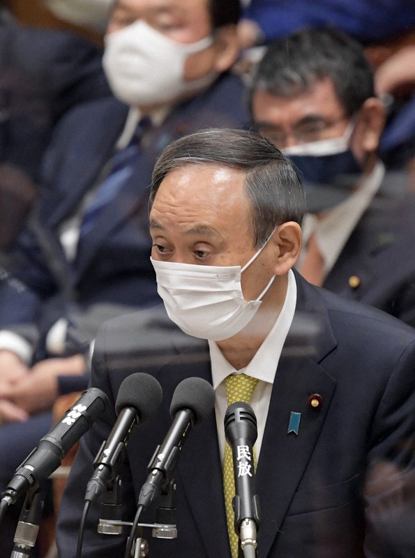 衆院予算委員会で自民党の下村博文政調会長の質問に答える菅義偉首相。右奥は河野太郎行政改革担当相=国会内で2021年2月4日午前9時12分、竹内幹撮影