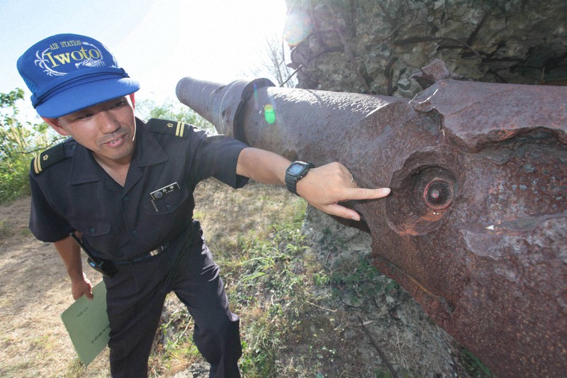 大坂山砲台に残る旧日本軍の砲身には、当時の不発弾が突き刺さったままになっている=硫黄島で2011年6月7日午後4時18分、岩下幸一郎撮影