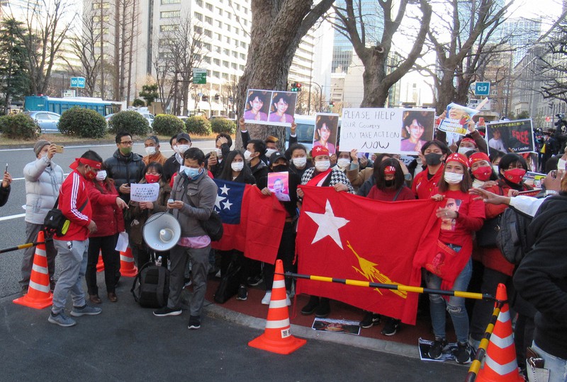 東京・霞が関の外務省前でミャンマー国軍によるクーデターに抗議する在日ミャンマー人=2021年2月3日午後、田所柳子撮影