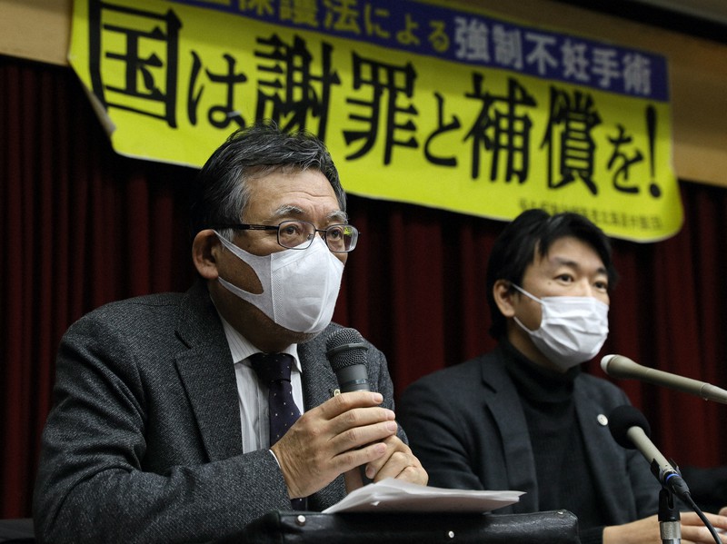 判決後、記者会見する西村武彦弁護士(左)と小野寺信勝弁護士=札幌市中央区で2021年2月4日午後0時52分、貝塚太一撮影