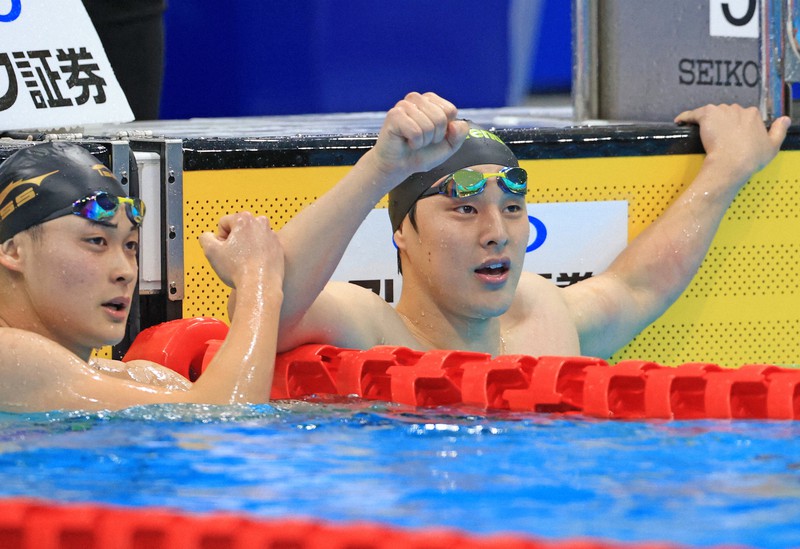 男子400メートル個人メドレー決勝を制し小方颯(左)とたたえ合う瀬戸大也=東京アクアティクスセンターで2021年2月4日、梅村直承撮影