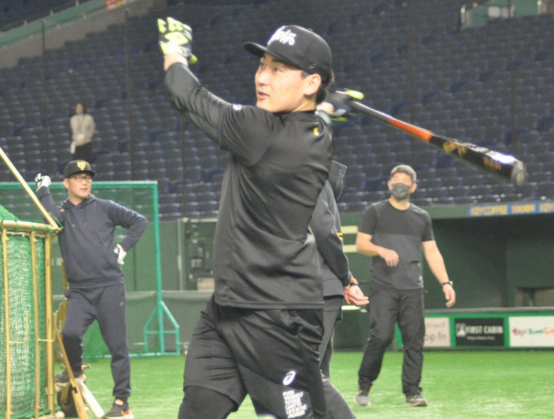 トレーニングウエア姿で打撃練習をする巨人の丸=東京ドームで2021年2月4日、角田直哉撮影