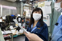作業場で従業員と話し合うダイヤ精機の諏訪貴子さん（左）＝東京都大田区で2020年12月、宮間俊樹撮影