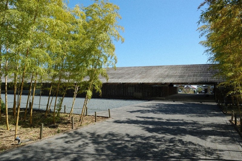 自然と調和したシックな外観=栃木県の那珂川町馬頭広重美術館提供