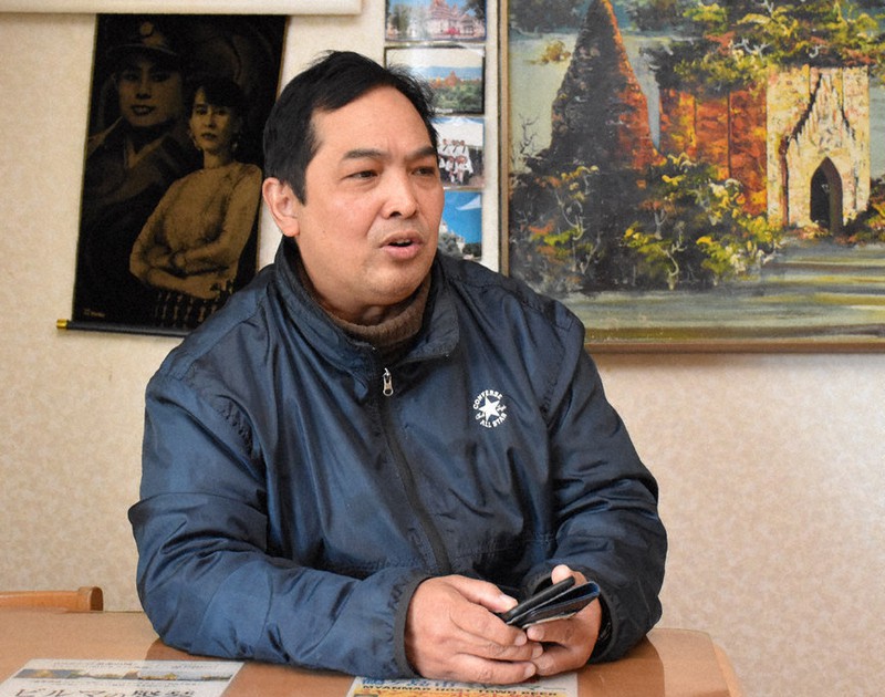 静岡県内のミャンマー人と連絡を取り合い、署名運動の実施を決めたミントナインさん=静岡市駿河区で2021年2月3日、渡辺薫撮影