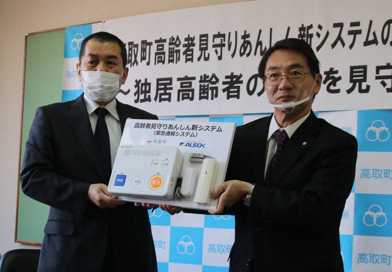 高取町負担で設置する機器一式を示す中川町長(右)と土田支社長=奈良県高取町役場で、姜弘修撮影
