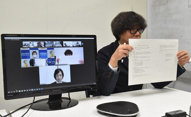 オンラインで佐賀災害支援プラットフォームとの調印式に臨む災害支援ネットワークおかやまの石原達也さん(右)=岡山市北区表町1で2021年2月3日午後4時56分、戸田紗友莉撮影