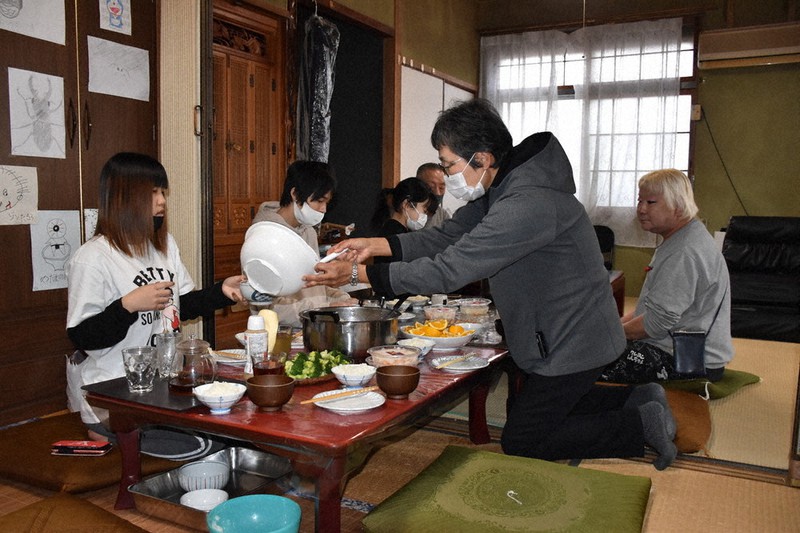 子ども食堂や居場所づくりの拠点「くさかべんち」。10~70代までの参加者が昼食をともにしていた=香川県小豆島町草壁本町で、西本紗保美撮影