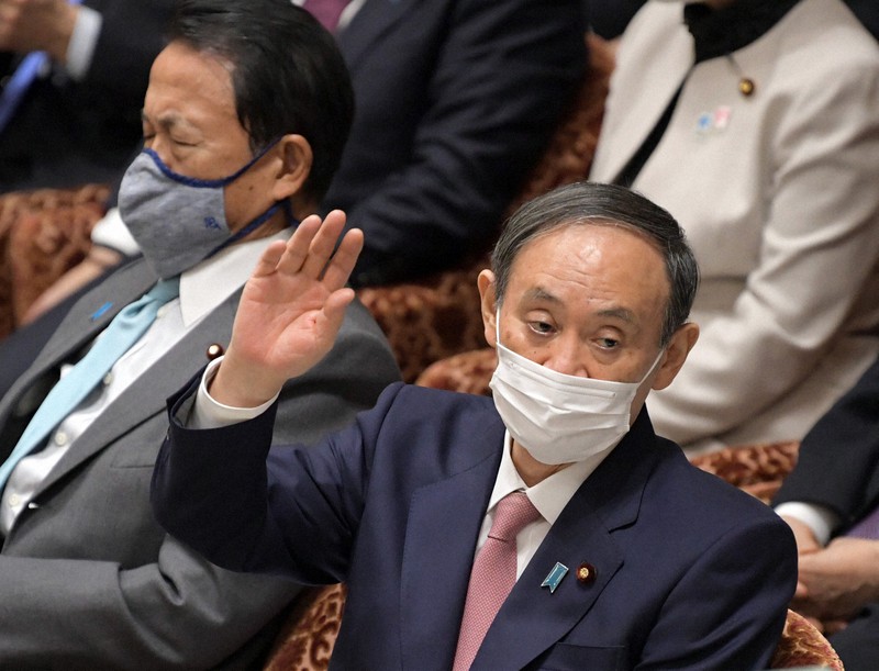 衆院予算委員会で立憲民主党の森山浩行氏の質問に答えるため挙手する菅義偉首相=国会内で2021年2月5日午前9時12分、竹内幹撮影