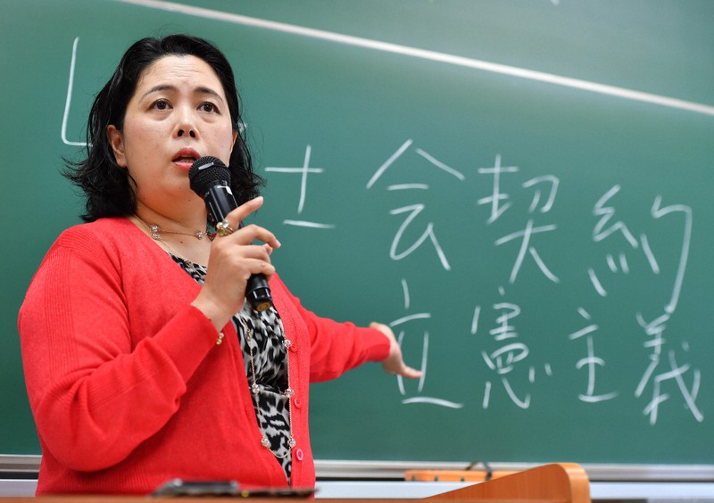憲法について講義する谷口真由美さん=大阪府豊中市の大阪大で2019年5月31日、猪飼健史撮影