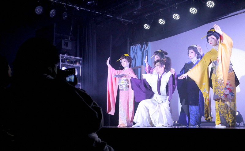 「道頓堀ZAZA」で上演された劇団雪月花の公演=大阪市中央区で2020年11月16日、菱田諭士撮影