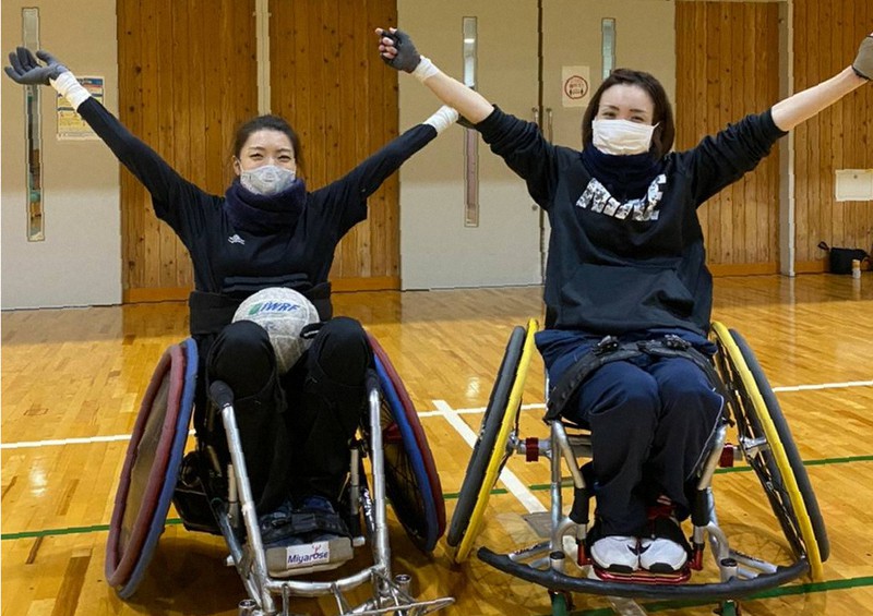 倉橋香衣(左)とリハビリ期間をともに過ごした尾堂千咲希さんが、トレーニング中の体育館を訪れた。記念撮影に笑みがこぼれる=日本車いすラグビー連盟提供