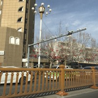 街頭に設置された複数の監視カメラが車両や市民を常時撮影している＝中国・新疆ウイグル自治区カシュガルで2018年2月、林哲平撮影
