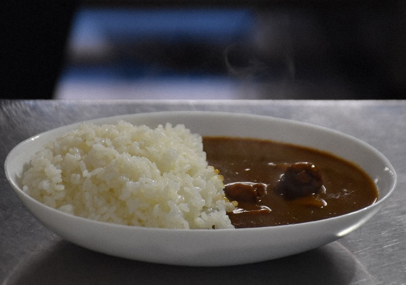 南三陸産のタコが入ったオクトパス君カレー=宮城県南三陸町で2021年2月5日午前11時3分、滝沢一誠撮影