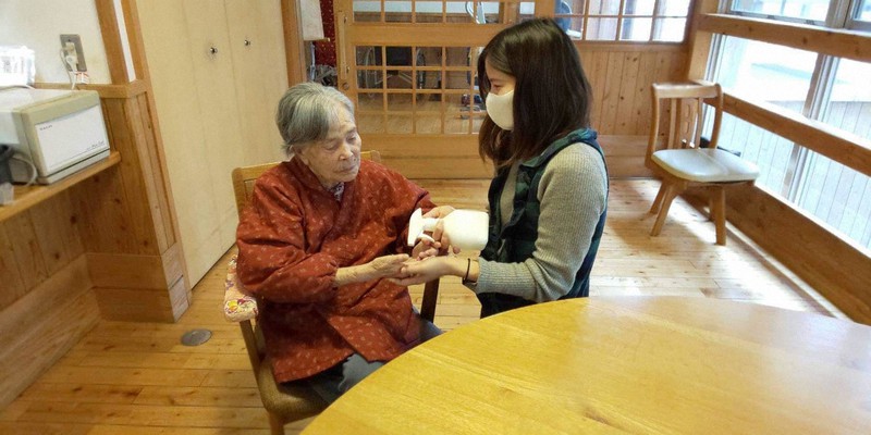 名古屋市内の特別養護老人ホーム「あんのん」。普段から入居者の介助のたびに職員が手を消毒するなど感染防止策に力を入れる=あんのん提供