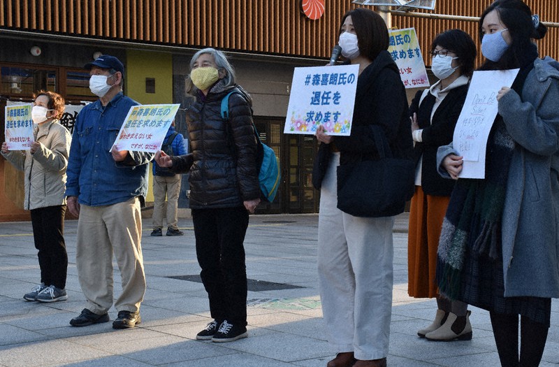 森喜朗氏の辞任を求めるメッセージなどを掲げて抗議活動をする人ら=松江市朝日町のJR松江駅前で2021年2月6日午後4時44分、小坂春乃撮影