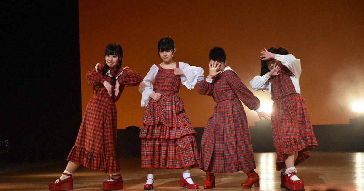 自作ドレス披露 坂出第一高生 ファッションショー 糸テーマ 色鮮やかに 香川 毎日新聞