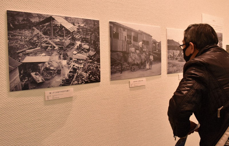 原爆投下後の長崎の人々の暮らしぶりを撮影した写真が並ぶ