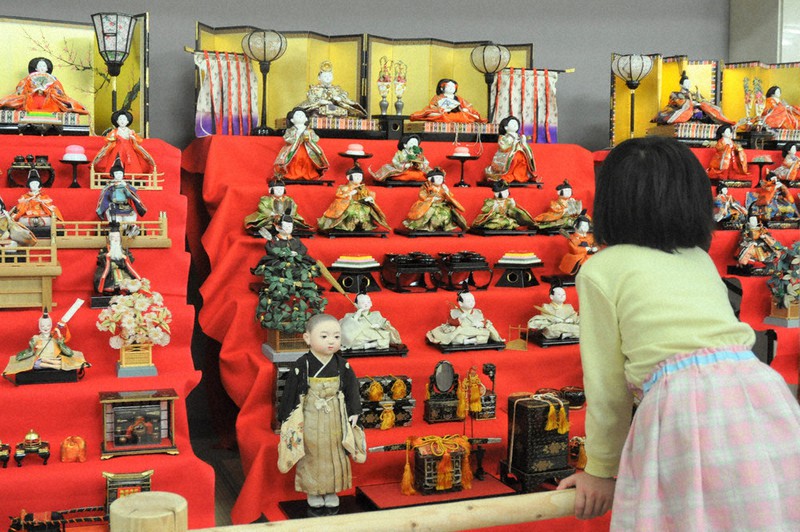 伝統工芸品など、ひな人形ずらり 県総合博物館 ／宮崎 | 毎日新聞