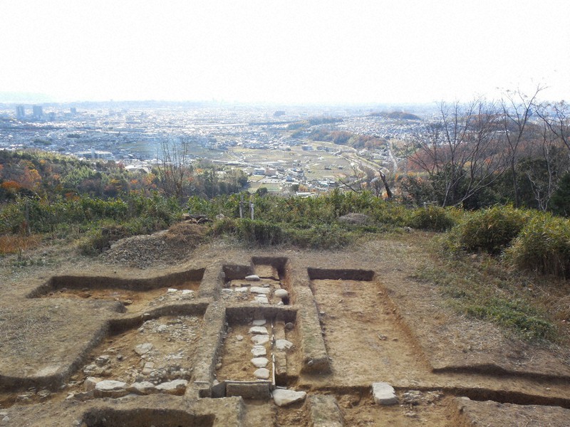 北側から見た塼列建物の遺構=高槻市提供