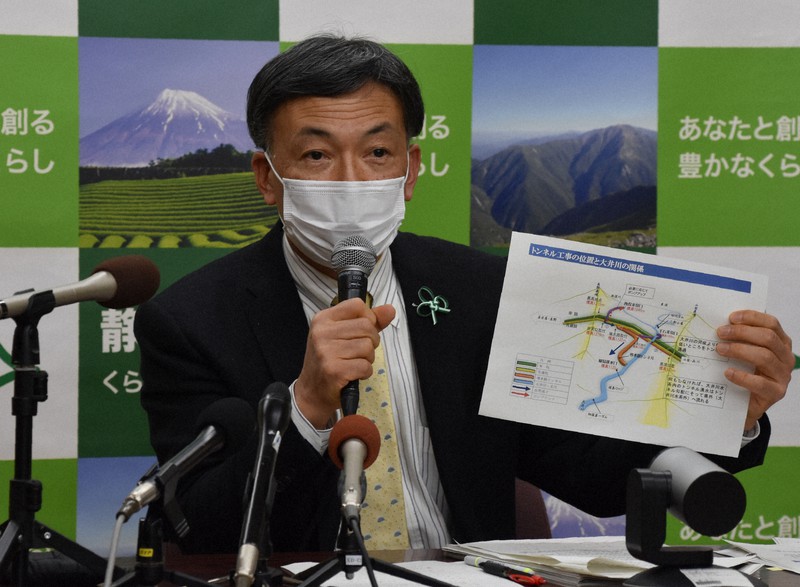 有識者会議後の記者会見でJR東海の解析結果について「信頼がおけない」と語った難波喬司副知事=県庁で2021年2月7日午後5時53分、山田英之撮影