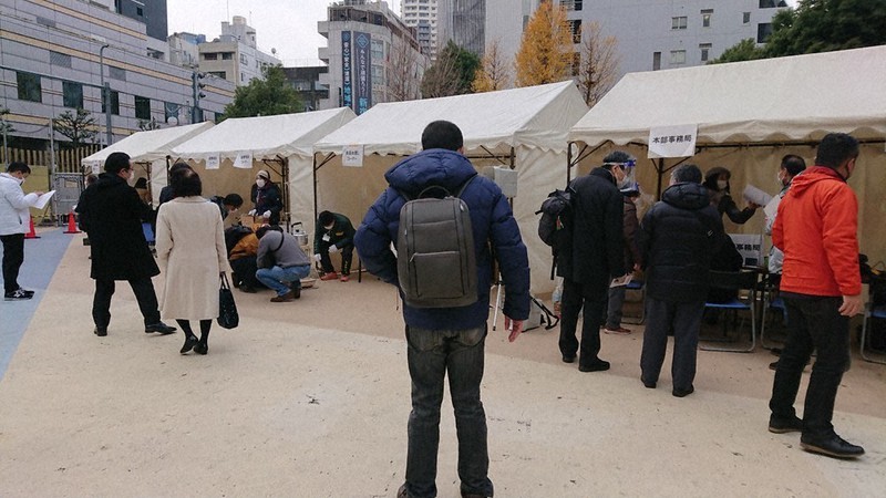 新型コロナウイルスの影響で住居を失った人などの相談を受けたコロナ被害相談村でも生活保護に関するアンケートが実施された=新宿区の大久保公園で、東海林智撮影